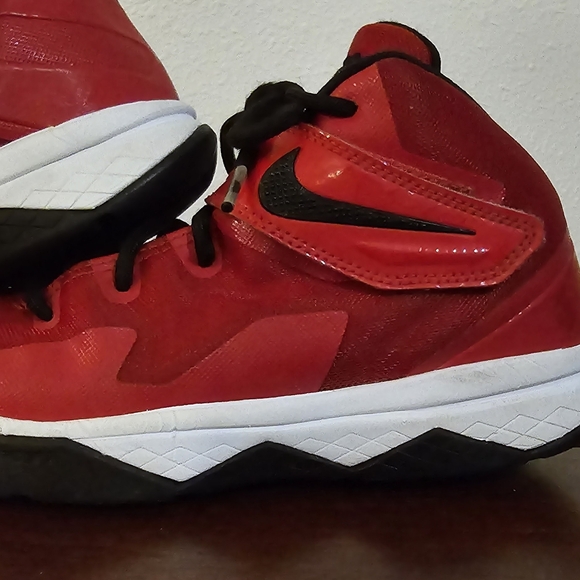 Nike Zoom LeBron James Soldier, size 2 Red Sneakers - Picture 6 of 9